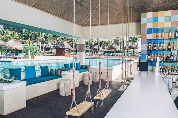 Poolbereich im Iberostar Selection Cancun mit Schaukeln und Sitzbereichen