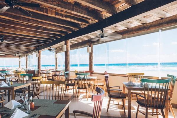Innenansicht des Restaurants im Iberostar Selection Cancun mit Blick auf den Ozean.