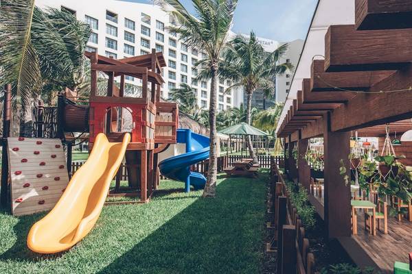 Kinderspielplatz im Iberostar Selection Cancun Hotel mit Rutsche und Kletterwand.