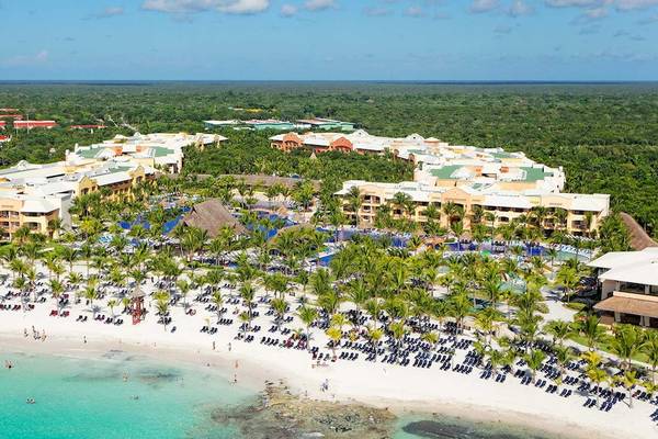 Luftaufnahme des Barcelo Maya Palace Resorts mit Hotelgebäuden, Swimmingpools und Strand