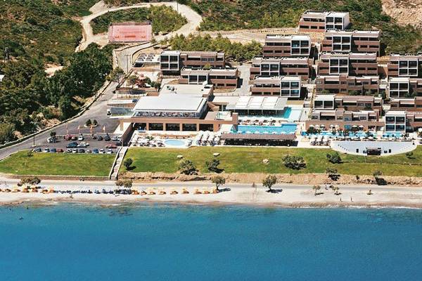 Luftaufnahme des Atlantica Mikri Poli Kos Hotels mit Pool, Gebäuden und Strand.