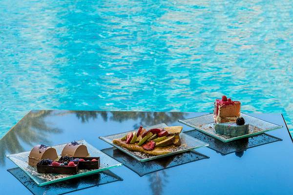 Tisch mit Desserts am Pool im Mitsis Grand Hotel Beach