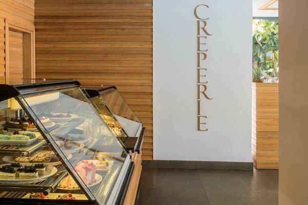 Im Mitsis Grand Hotel Beach zeigt eine Vitrine verschiedene Desserts in einem Café.
