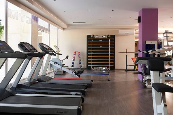 Fitnesscenter im Mitsis Grand Hotel Beach mit Laufbändern und verschiedenen Trainingsgeräten