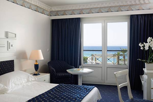 Zimmer im Mitsis Grand Hotel Beach mit Blick auf das Meer und einen Balkon