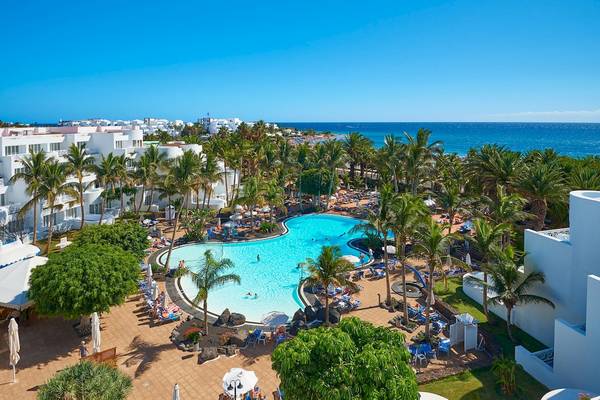 Luftaufnahme des Hipotels La Geria Resorts mit Swimmingpool und weißen Gebäuden.