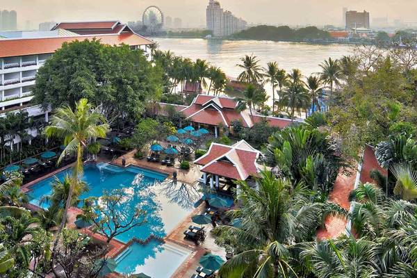 Luftaufnahme des Anantara Riverside Bangkok Resorts mit Pool und Blick auf die Stadt.