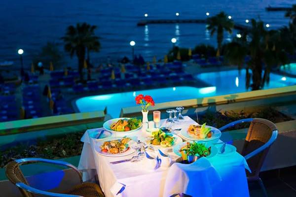 Abendessen auf der Terrasse des Fantasia Hotel De Luxe mit Blick auf den Pool.