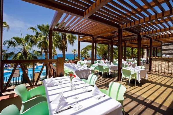 Terrassenrestaurant im Fantasia Hotel De Luxe mit Blick auf den Pool und das Meer.