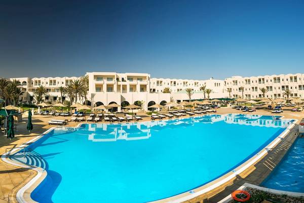 Außenbereich des Ulysse Djerba Thalasso & Spa Hotels mit großen Swimmingpools und Sonnenliegen.
