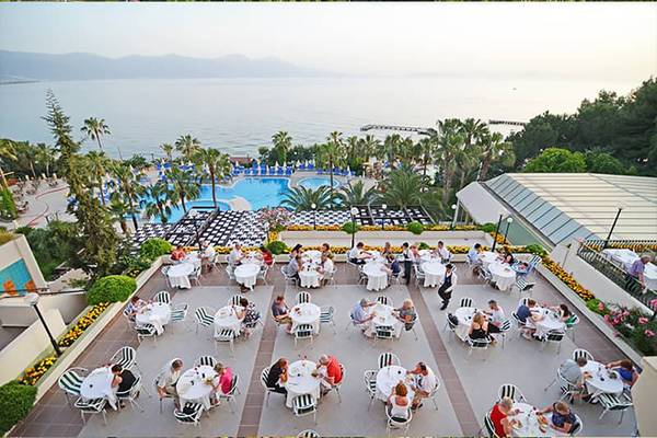 Oberflächenansicht des Fantasia Hotel De Luxe mit Terrassenrestaurant und Blick auf den Pool und das Meer.