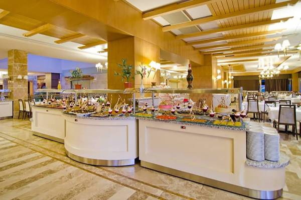 Buffet im Fantasia Hotel De Luxe mit verschiedenen Gerichten und Tischdecken.