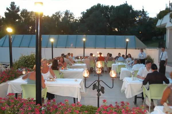 Gäste beim Abendessen im Freien im Fantasia Hotel De Luxe