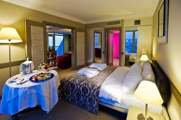 Luxus Hotelzimmer mit Bett, Tisch und Stadtblick im Fantasia Hotel De Luxe