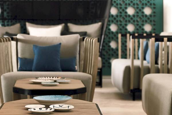 Lobby-Lounge des Santo Pure Oia Suites & Villas Hotels mit Möbeln und Kissen.