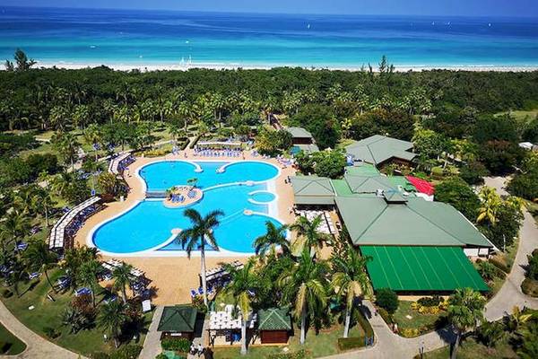 Luftaufnahme des Blau Varadero Hotels mit großem Swimmingpool und karibischem Meer im Hintergrund.