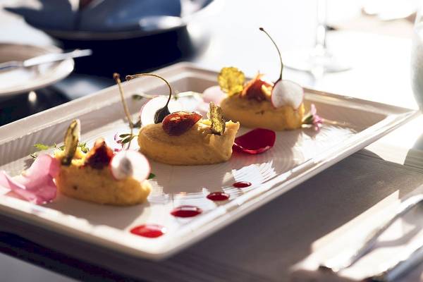 Gericht auf Platte im Santo Pure Oia Suites & Villas Hotel