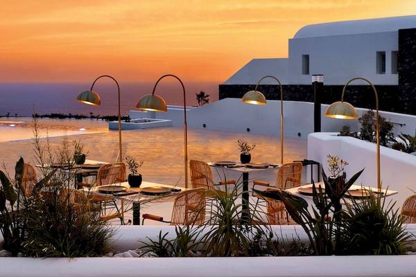 Abendliche Terrasse des Santo Pure Oia Suites & Villas mit Blick auf den Ozean und den Sonnenuntergang.