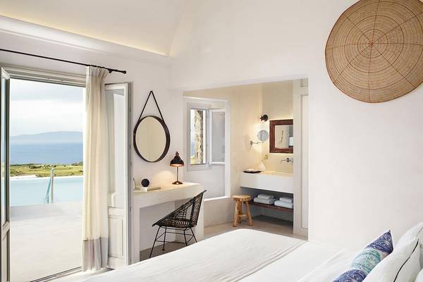Schlafzimmer mit Meerblick im Santo Pure Oia Suites & Villas Hotel.