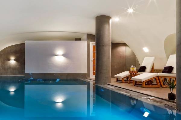 Einrichtung des Innenpools im Santo Pure Oia Suites & Villas Hotel.