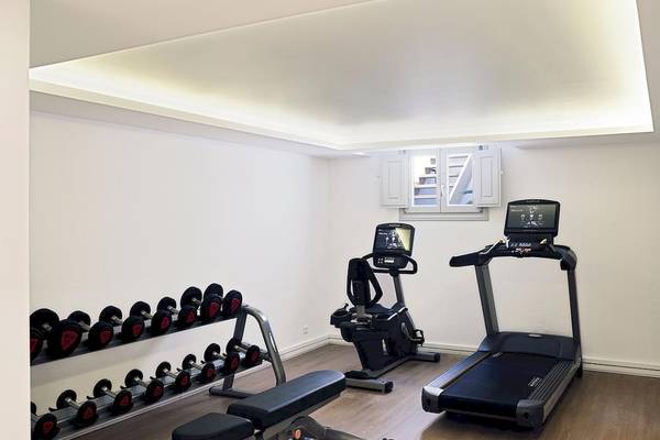 Fitnessraum im Santo Pure Oia Suites & Villas mit Trainingsgeraeten und Laufband.