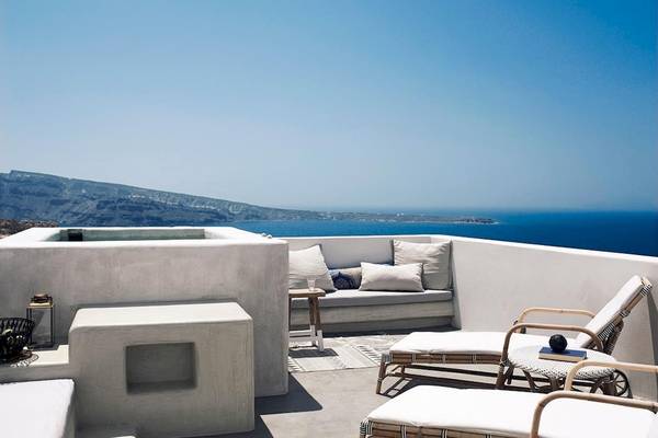 Terrasse des Santo Pure Oia Suites & Villas mit Blick auf das Meer und Berge