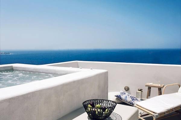 Terrasse mit Pool und Meerblick im Santo Pure Oia Suites & Villas
