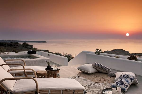 Aussicht von der Terrasse des Santo Pure Oia Suites & Villas mit Whirlpool und Meerblick