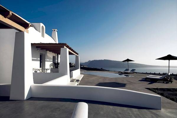 Weiße Villa mit Pool und Meerblick auf Santorini