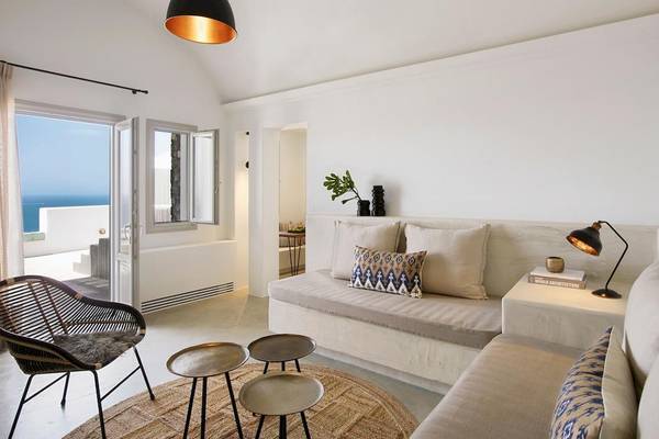 Innenraum des Santo Pure Oia Suites & Villas mit modernem Design und Meerblick.