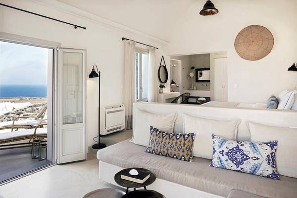 Innenraum des Santo Pure Oia Suites mit Blick auf das Meer von der Terrasse aus.