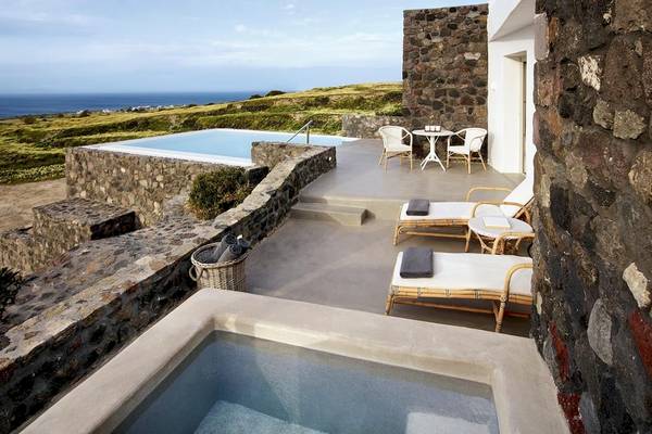 Außenterrasse des Santo Pure Oia Suites & Villas mit Pool und Meerblick