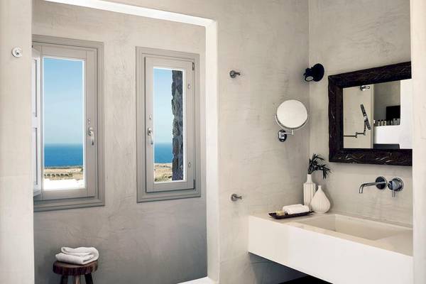 Badezimmer im Santo Pure Oia Suites & Villas Hotel mit Blick auf das Meer.