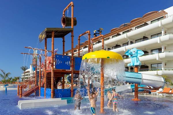 Kinder spielen im Wasserpark des H10 Atlantic Sunset Hotels