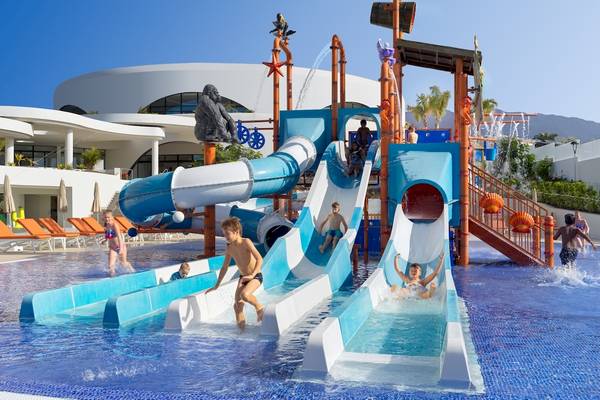 Wasserrutsche im H10 Atlantic Sunset Hotel mit Kindern, die Spaß haben und rutschen
