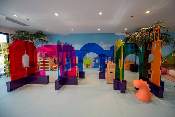 Kinderspielzimmer im H10 Atlantic Sunset Hotel mit bunten Gebäudestrukturen.