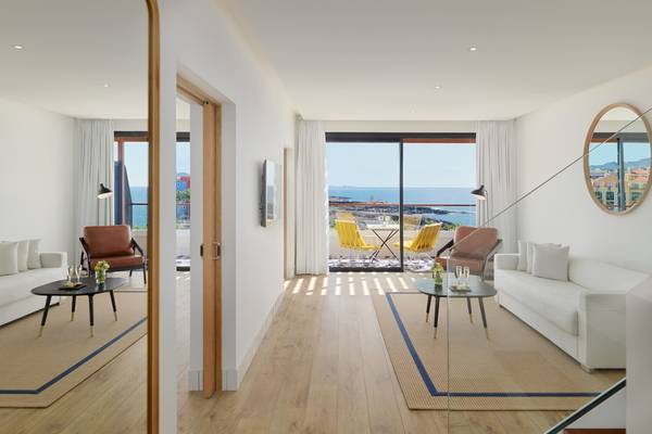 Innenansicht der Suite im H10 Atlantic Sunset Hotel mit Meerblick