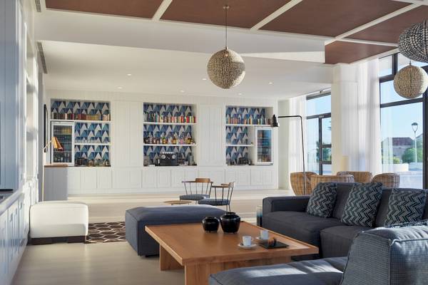 Innenbereich des H10 Atlantic Sunset Hotels mit Loungebereich, Sofas, Couchtisch und Bücherregalen.