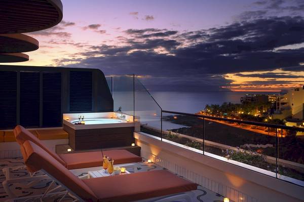 Terrasse des H10 Atlantic Sunset Hotels mit Whirlpool und Meerblick bei Sonnenuntergang