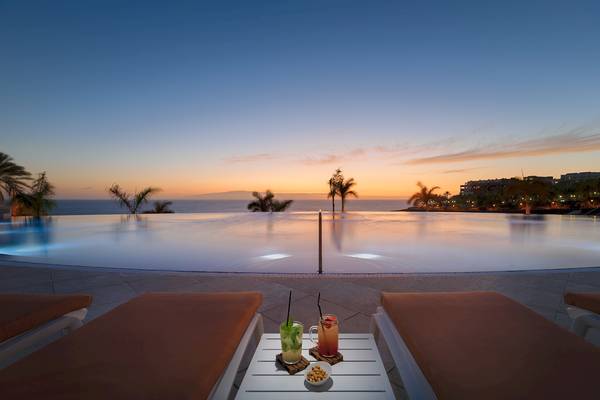 Pool am Abend im H10 Atlantic Sunset Hotel mit Cocktails und Blick auf den Sonnenuntergang