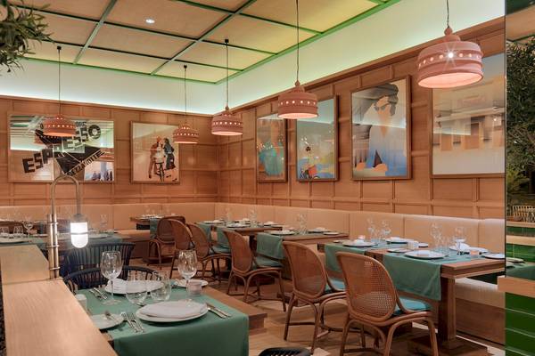 Innenansicht des Restaurants im H10 Atlantic Sunset Hotel mit gedeckten Tischen und dekorativen Lampen.