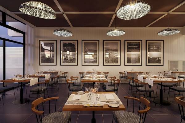 Restaurantbereich des H10 Atlantic Sunset Hotels mit Tisch, Stühlen und Hängelampen.