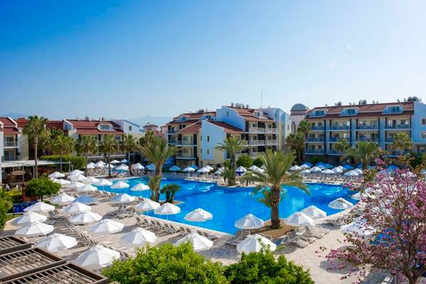 Luftaufnahme des Pools und der Liegestühle des Barut B Suites Hotels
