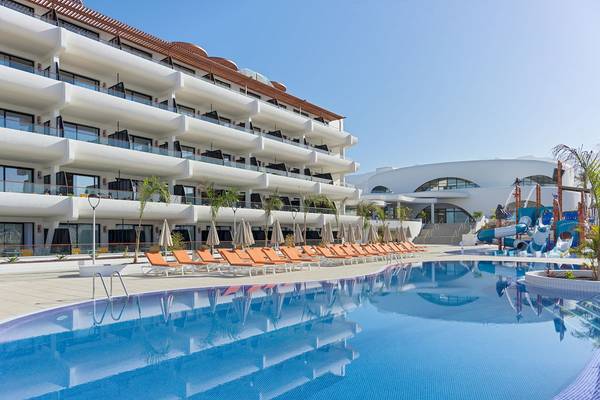 Außenpool des H10 Atlantic Sunset Hotels mit Lounge-Stühlen und moderner Architektur im Hintergrund.