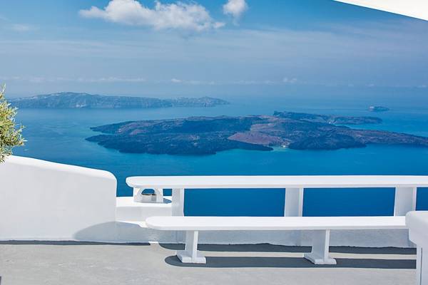 Aussicht von der Terrasse des Katikies Chromata Santorini Hotels auf die Ägäis
