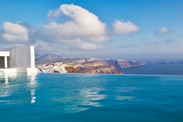 Pool mit Blick auf das Meer im Katikies Chromata Santorini Hotel.