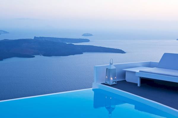 Hotelterrasse mit Pool und Meerblick im Katikies Chromata Santorini