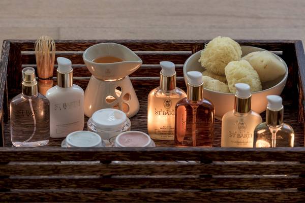 Pflegeprodukte von Katikies Chromata Santorini auf einem Holztisch präsentiert.