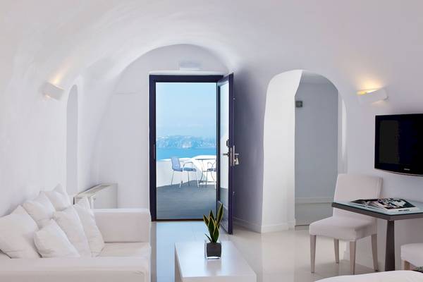 Innenansicht einer Suite im Katikies Chromata Santorini mit Blick auf den Balkon und das Meer