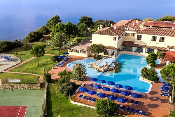 Luftaufnahme des Colonna Hotel Du Golf mit Swimmingpool, Sonnenliegen und Tennisplatz.